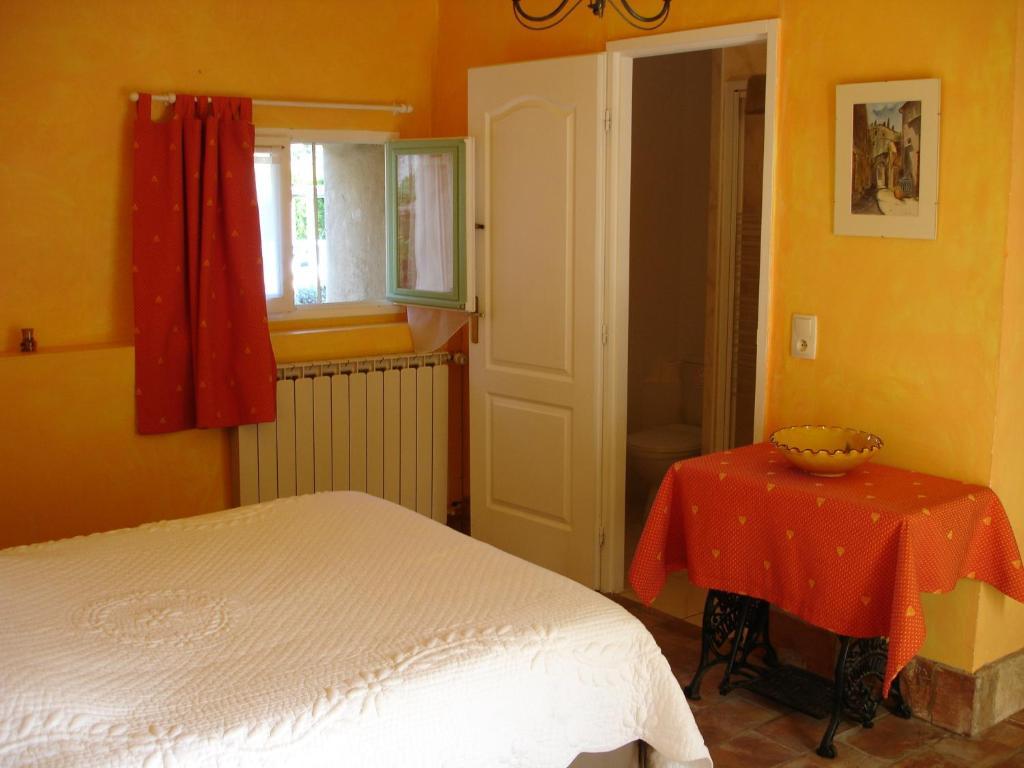Domaine De La Grange Neuve Hotel La Roque-sur-Pernes Ruang foto